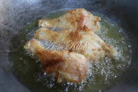 Ayam goreng ungkep gaya tradisional ini diolah dengan dua teknik. Ayam Goreng Bawang Putih Dan Halia Azie Kitchen