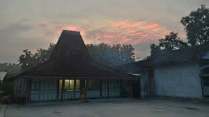 Meskipun sudah jarang dijadikan tempat tinggal, rumah joglo kini dijadikan konsep menarik untuk restoran atau hotel. Mengenal 5 Rumah Adat Jawa Tengah Yang Unik Dan Penuh Makna Kumparan Com