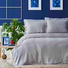 Bize konfor sağlayıp yeni bir güne ağrısız, stresiz uyanmamızı sağlayacak hangisi gibi soruların cevaplarını iyi verebilmek vücudunuza en iyi desteği sağlayan yataklardan biridir. Nautica Home Carla Gri Cift Kisilik Yatak Ortusu Karaca