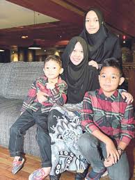Dalam wawancaranya bersama boredpanda, ia mengatakan, inilah saatnya memberikan impian yang lebih baik dari yang pernah. Cara Mengambil Anak Angkat Dari Rumah Anak Yatim