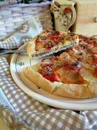 La pasta frolla è una ricetta base utilizzata per realizzare biscotti e crostate. Pasta Frolla Con Olio Farcita Con Uova Melanzane Patate E Pomodorini
