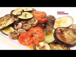 Las verduras al horno son un ejemplo de que una preparación simple puede estar llena de sabor y completar a la perfección cualquier comida. Verduras Asadas Al Horno Muy Facil Rapido Y Sano Youtube