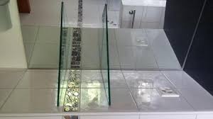 Hallo,besser als auf holz zu kleben,ist auf jeden fall die alternative mit dem silikon auf das glas.einfach das silikon schlangenförmig auf die glasplatte aufbringen (nicht zu dick) und die fliesen so fest wie möglich andrücken damit es später nicht federt.nach etwa einer std. Glas Mit Spiegel Kleben Glastablar Wasklebtwas De