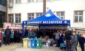 Şahinbey belediye başkanı mehmet tahmazoğlu, sıfır atık projesinde önemli atık getiren öğrencilere çeşitli hediyeler vererek onların bu projeyi sevmesini sağladık. Sahinbey Belediyesi Cocuklara Geri Donusumu Ogretiyor Telgraf Gazetesi