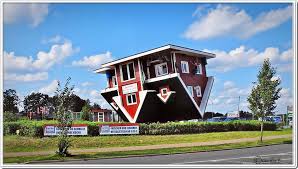 Ein vollständiges einfamilienhaus ist um 180 grad gedreht, sämtliche einrichtungsgegenstände wie z.b. Bispingen Das Verruckte Haus Crazy Houses House Styles Architecture