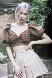 The highlight of her outfit was the haleia ruffled detail puff sleeved bustier that ranges from $1,000 to $1,100 usd. Rose Brasil On Twitter Blackpink Fashion Blackpink Rose Fashion