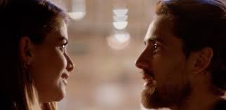 Em "Além do Tempo", Lívia se distrai e é atingida por carro de Felipe