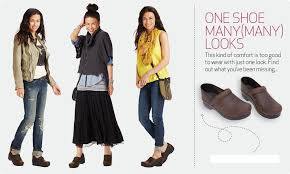 What To Wear With Dansko Clogs How To Wear Dansko Chattanooga Shoe Company Clogs Outfit Jeans Street Style Dansko Clogs