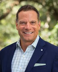 Lee Norton's Instagram, Twitter & Facebook