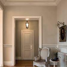 Le cornici in gesso per soffitti sono un ottimo modo per rendere elegante la congiunzione tra parete e soffitto. Stucchi Decorativi Per Interni