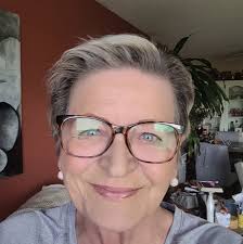 Can a Grand Cayman bank exchange currency without an account?