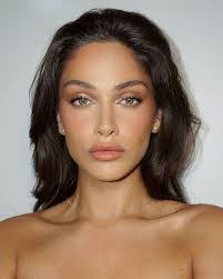 Amanda Currell's Instagram, Twitter & Facebook