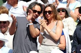 Alors que raphaël dissimule encore son émotion derrière ses lunettes noires, laura, radieuse, s'empresse d'embrasser ses proches. Culture Qui Est Raphael Lancrey Javal Le Mari De Laura Smet Pressfrom France