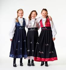 Bunader/bunadar) is a norwegian umbrella term encompassing, in its broadest sense, a range of both traditional rural clothes. Festdrakt Bunad Til Barn 6 16 Ar Finn No