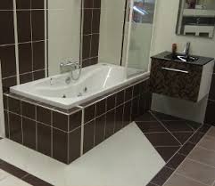 Initialement prévue pour équiper les petites salles de bain, la baignoire d'angle est également choisie pour son style ou pour s'installer en complément d'un bac à douche. Vaste Choix De Baignoires Chez Nivault A Caen