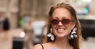 Im Gingham-Badeanzug plädiert dieses ungefilterte Model für „ein bisschen  Natürlichkeit“.