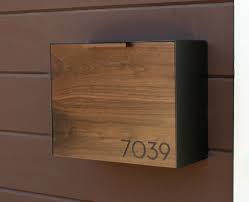 Dies Ist Ein Edelstahl Und Nussbaum Postfach Messen 14 5 W X11 5 H X 6 D Ich Entwarf Dieses Postfach Nach Der Modern Mailbox Wall Mount Mailbox Steel Mailbox