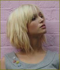 Tolle kombination für einen frechen look pagenschnitt mit pony kurzen bob pagen frisur retro style frech frisuren mittellang reese witherspoon traegt schulterlange haare star frisuren. Lange Bob Frisuren Mit Pony Bob Frisuren Mit Pony Frisuren Mit Pony Mittellang Frisuren Mit Pony