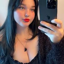 I'm today years old when I found out that, just like Conrad Fisher,  Christopher Briney's real-life girlfriend (since 2021!) is also named  Isabel and he's completely obsessed with her, so in love,