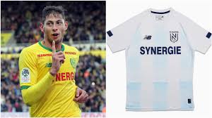 Cette page donne un rapide aperçu de la effectif fc nantes. Emiliano Sala S Old Club Dons New Kit To Pay Tribute One Year After His Death Itv News