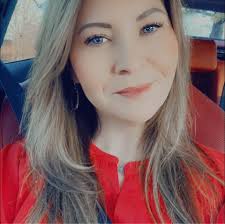 Looking for a stylist that is well experienced in hair color and highlights.