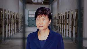 12살이 되던 1963년, 아버지 박정희가 대통령에 당선되며 청와대 생활을 시작했다. Vbn Ahrxckhgwm