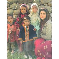Prachi Desai Poses For A Pic With Children Of Kashmir Prachi Desai Beautiful Children Kashmir 32b, date de naissance, couleur des cheveux, couleur des yeux, nationalité.