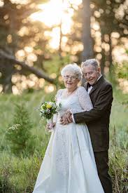 Marca histórica para muitos casais, a data merece uma comemoração com filhos. Casal Usa Roupa De Casamento Original Para Comemorar 60 Anos Juntos Revista Marie Claire Moda