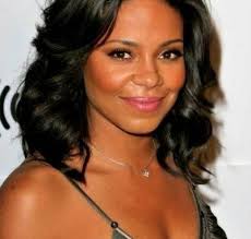 After curling your hair wrap then comb it out using a large tooth comb feathering hair around the face, separating each strand. African American Loose Curls Hairstyles Gerade Frisuren Frisuren Fur Schwarze Frauen Geflochtene Frisuren