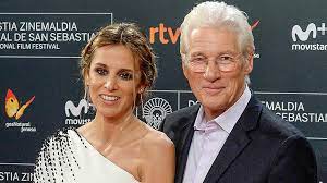 Richard gere and his wife alejandra silva announced sunday they were expecting their first child together, but that they kept the news secret before first telling the dalai lama, who gave the unborn child a blessing. Richard Gere Hollywoodstar Mit 69 Jahren Nochmal Papa Geworden Leute Bild De