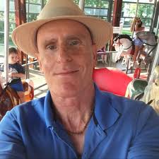 如果你把Gavin Newsom對付唐納德·川普... 他的括約肌會關閉。 因為Newsome很好看。 Newsom 正在說明。 Newsom  在政治上很有趣... ”