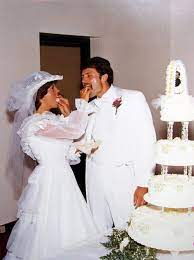 27 Of The Most Amazing 80s Weddings You Ll Ever See 80s Wedding Vintage Wedding Photos Wedding Dresses Vintage