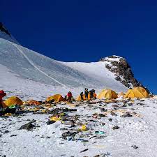 It is located between nepal and tibet, an autonomous region of china. Mount Everest Schmelzender Schnee Legt Leichen Frei Stern De