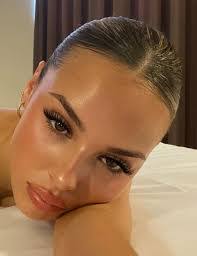 Daisy Evans's Instagram, Twitter & Facebook