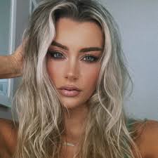 Ellie Fischer's Instagram, Twitter & Facebook