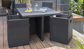 Compose D Une Table Carree Et De 4 Fauteuils Cet Ensemble Cree Un Espace Repas Cosy Et Fonctionnel Salon De Jardin Encastrable Coussin Assise Mobilier Jardin