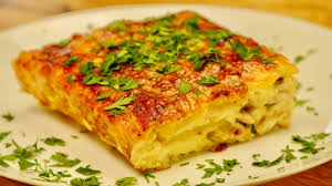 500 g cartofi 1/2 piept de pui 100 g cascaval 50 g unt boia de ardei ghimbir sare piper. Musaca Cu Piept De Pui Èi CaÈcaval Youtube