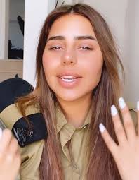 אלין כהן מפרגנת לאבא בנשיקה. 8hds9hmypej08m