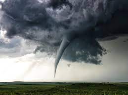 Jellemzője, hogy a hevesen örvénylő légoszlop a viharfelhőből indul ki, és a földfelszínnel érintkezik. Tobb Mint 600 Tornado Tombolt Europaban Koponyeg