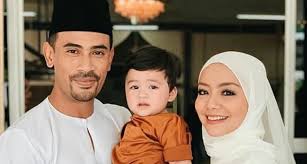 Namun ketika hari pernikahannya, dia menerima satu hadiah iaitu bayi yang diletakkan di ruang legar masjid bersama kad ucapan dan sijil kelahiran. Tonton Drama Pujaan Hati Kanda Episod 3 2021