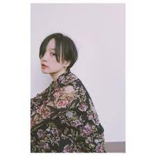 少し前に ショートのフォルムを変えました 長めの前髪を作って 前下がりをやめてみた ちょっとボーイッシュでもあるのだけど 花柄やドレスがデイリーに着 られて 髪型のおかげで抜け感が出るからトゥーマッチにならない このバランス感はとても気に入ってます