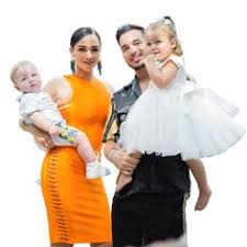 Quand les familles voisines pritchett, delgado et dunphy acceptent qu'un documentaire soit tourné sur voirsérie modern family saison 2 episode 1 streaming regarder série modern family saison 2 episode 1 modern family s2 e1 vf et vostfr. 480 Idees De Jlc Family Mariage De Jazz Tele Realite Jeune Chanteuse