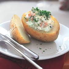 Alla fine cospargere il piatto di taglio verdi. Tartine Patate Viola E Caviale Fresco Pesce