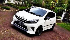 Daihatsu ayla sendiri mempunyai beberapa varian warna yang populer untuk di modifikasi, warna tersebut seperti putih, hitam, merah, silver, dan greay namun warna putih masih menjadi warna yang populer menurut kami. 40 Gambar Modifikasi Mobil Agya Keren Cantik Modif Drag