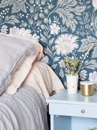 Le Papier Peint Fleuri Ava De Sandberg Dans La Chambre D Helene Petit Village Disponible Chez Au Fil De Papier Peint Papier Peint Fleuri Decoration Interieure