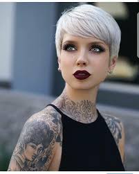 Questa è una declinazione “platino” del grigio, dagli aspetti preziosi e sontuosi. Capelli Grigi Sfumature Spettacolari Da Condividere Per Il 2019