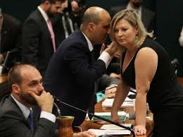 Com o rosto cheio de ferimentos, a parlamentar afirma que inicialmente achou que tinha tido algum tipo de. Eduardo Bolsonaro Rebate Ataques De Joice Hasselmann Da Nojo Da Asco 19 10 2019 Uol Noticias