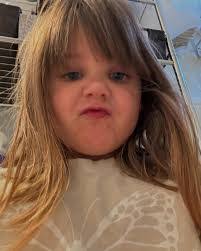 Elissa Carroll's Instagram, Twitter & Facebook