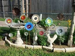 What a great gift idea for the gardener! Glass Plate Flowers Awesome Diy Decorations For Your Garden