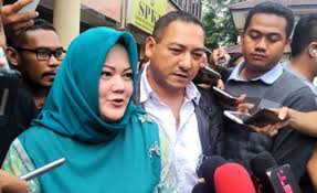 Istri rhoma irama, istri rhoma irama sekarang, deretan istri rhoma irama siapa yang paling cantik, istri rhoma irama ada berapa : Tertangkap Karena Narkoba Begini Sosok Ridho Rhoma Di Mata Debby Veramasari Irama Tabloidbintang Com
